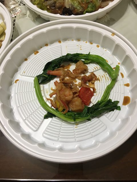 網友po出收到網購年菜簡直傻眼，只有幾根青江菜與蝦仁，有網友笑說像廚餘。（翻攝網路）