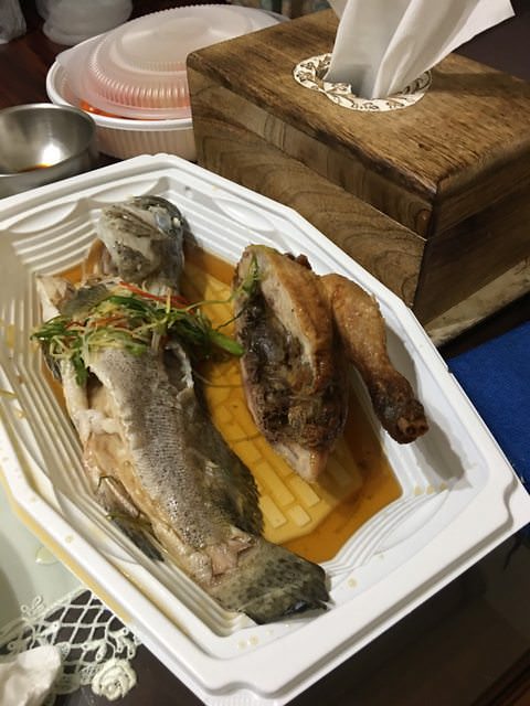 網購年菜不但沒有擺盤，雞魚擠一盤讓人看了都沒食慾。（翻攝網路）