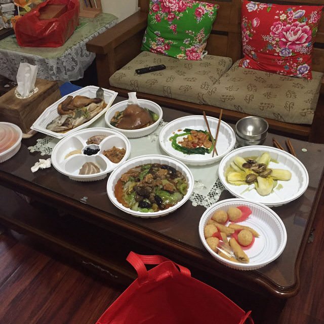 網友po出3988元5人份的全菜色樣貌，讓網友評論這菜色根本就是史上最強年菜！（翻攝網路）