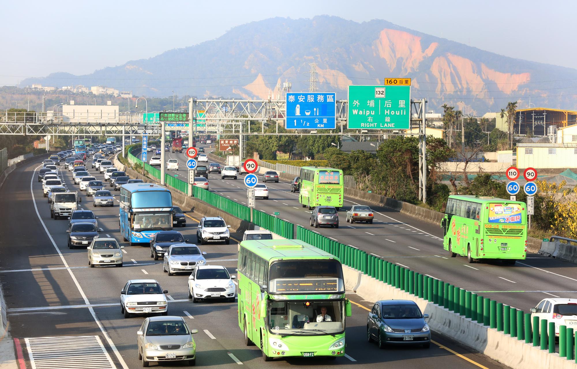 國道出現大量回娘家與出遊車潮。