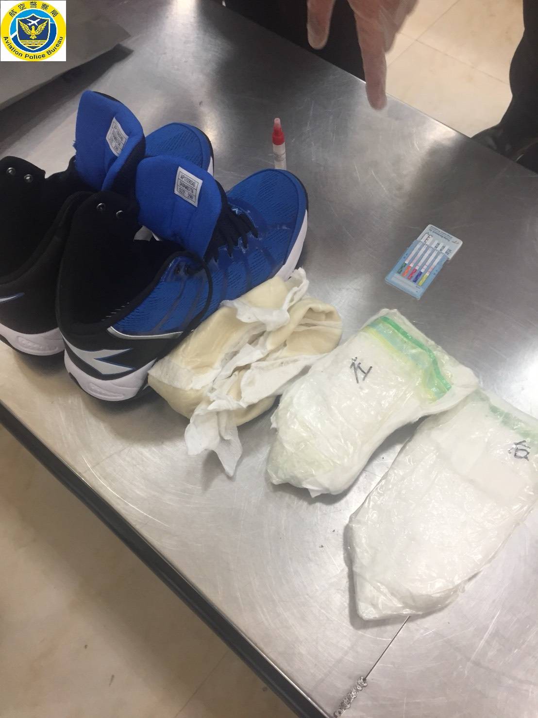 洪女穿29號超大男性球鞋,步伐沉重引起海關注意,果然在球鞋內發現大量毒品。(警方提供)