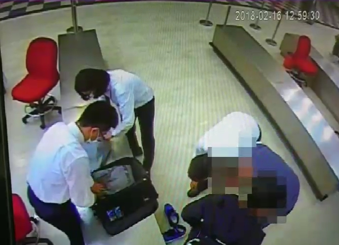 海關發現洪女入關時形跡可疑，隨即攔查，在球鞋內發現夾藏毒品。（警方提供）