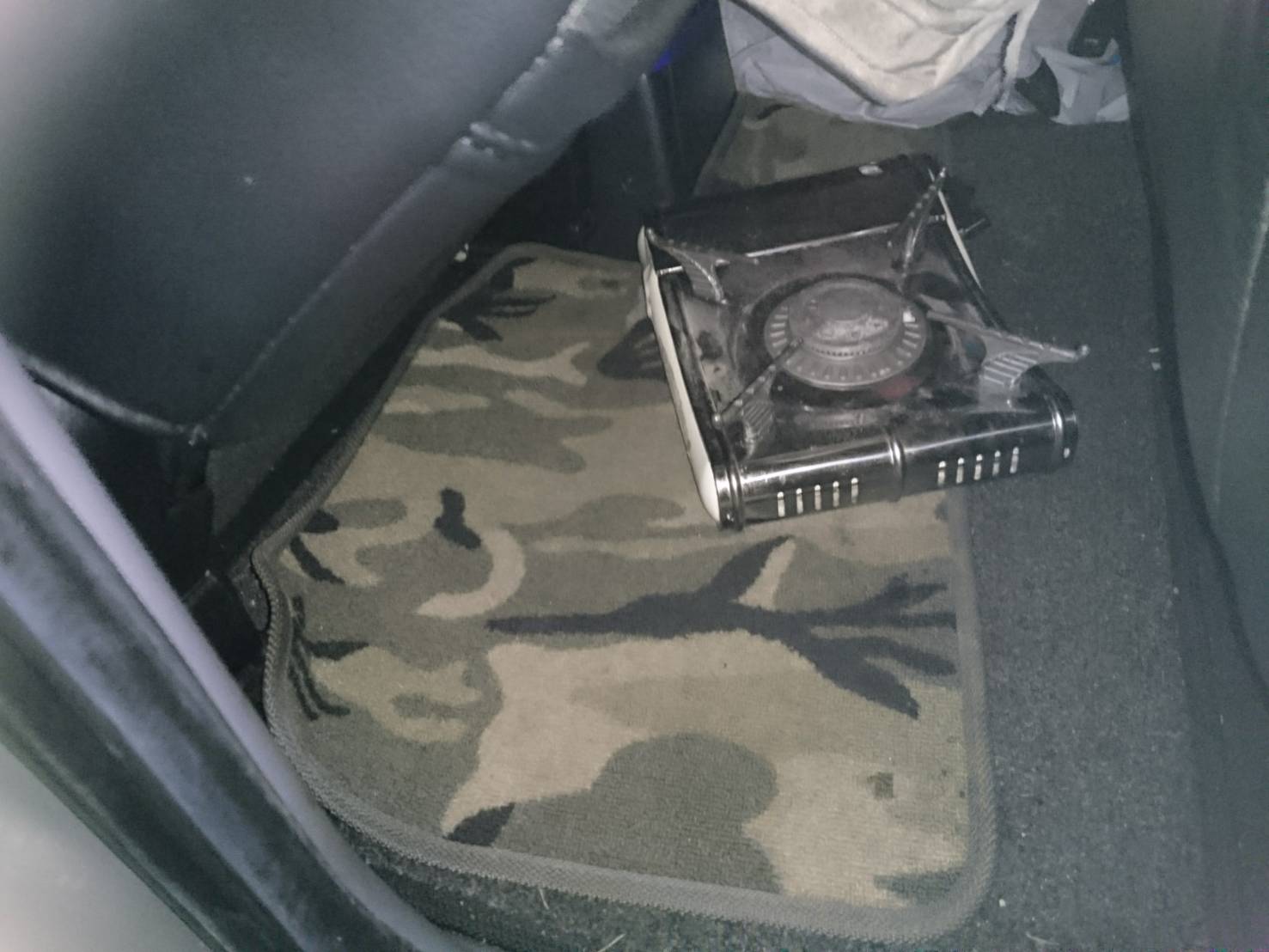 北投男子不堪長期失業的經濟壓力，於車內然燒炭精尋短。（警方提供）