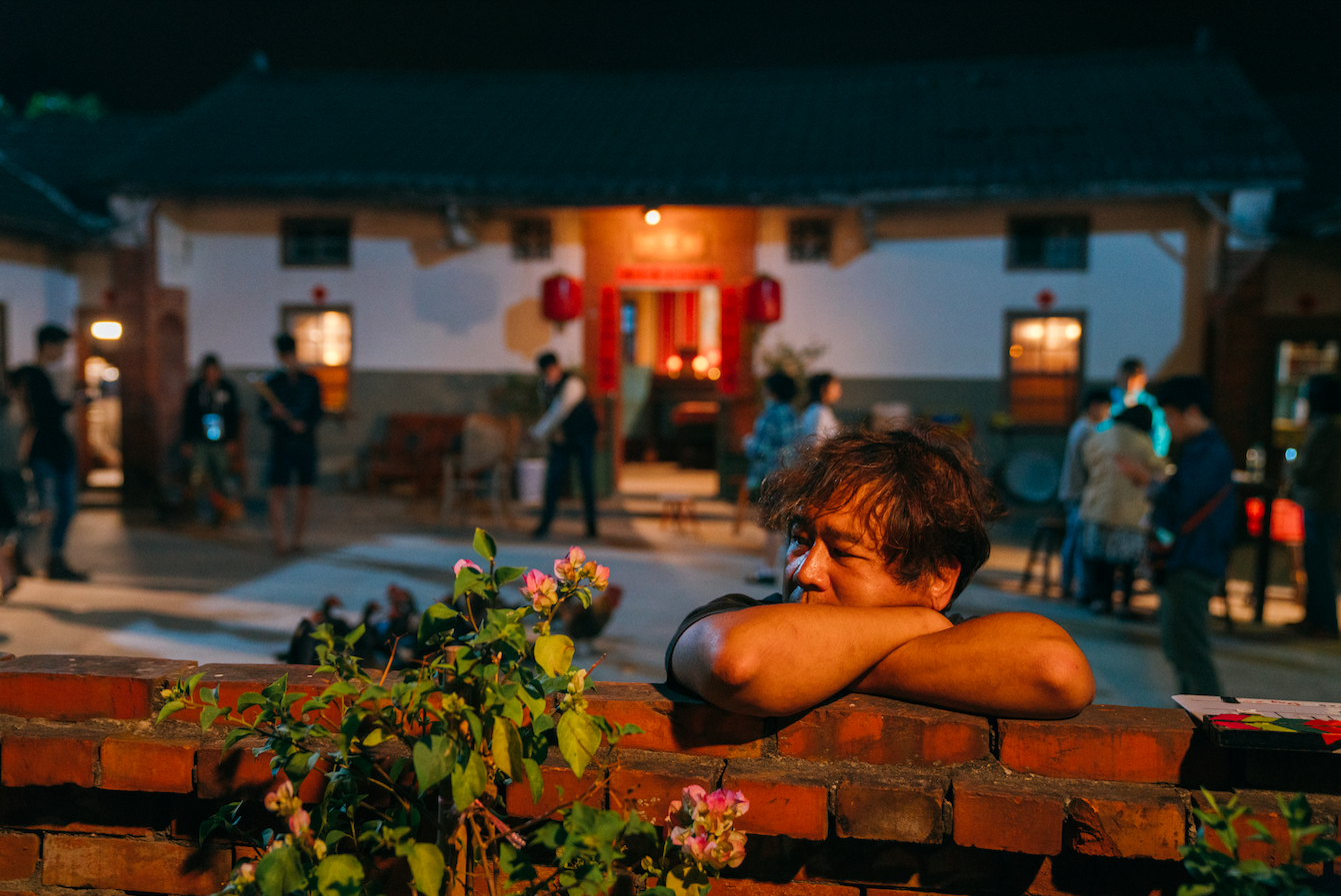 導演瞿友寧在拍攝《花甲》電視與電影版的台中烏日賴家祖厝三合院，許多重頭戲都在此發生。（氧氣電影提供）