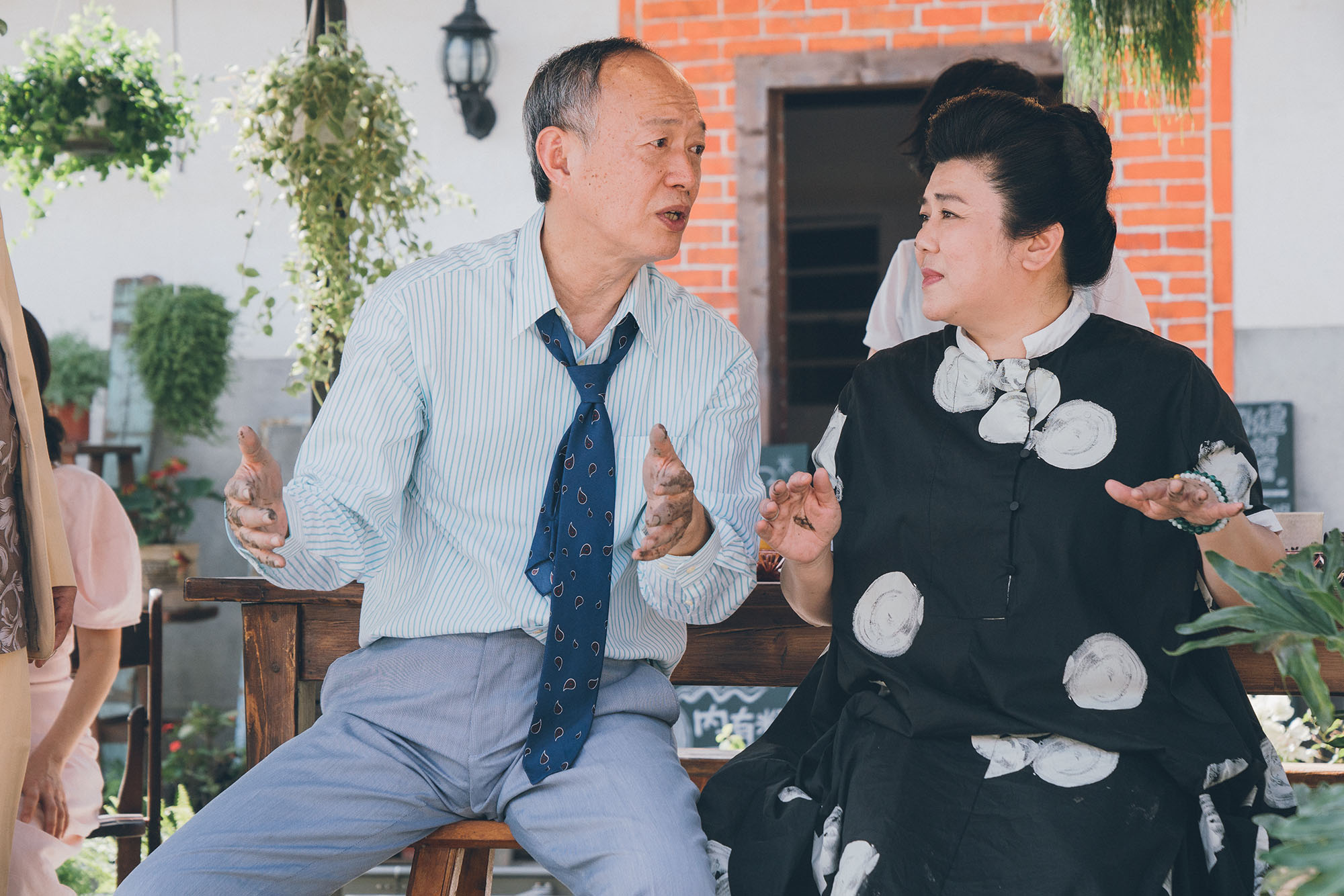 《花甲大人轉男孩》中，阿瑋的爸媽由金士傑與林美秀飾演，與瞿友寧家一樣是外省爸爸與本省媽媽的結合。（氧氣電影提供）