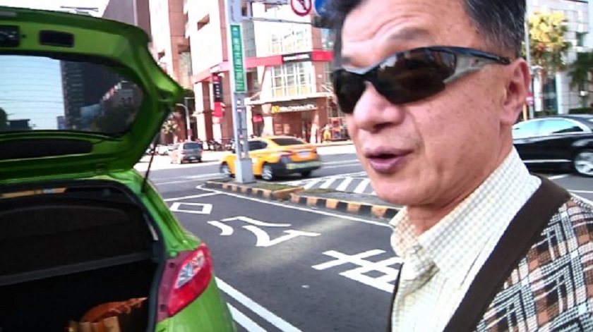 邱太三追撞前車,但他戴著墨鏡,運將認不出他。