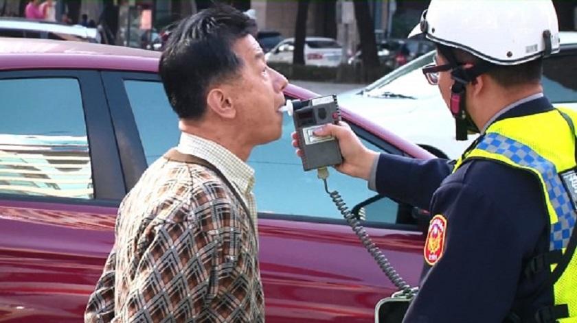 員警雖一眼認出部長，還是依法酒測。
