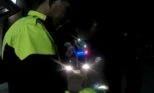 警方攔查黃男自小客車。（警方提供）
