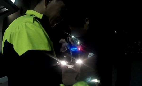 警方攔查黃男自小客車。（警方提供）