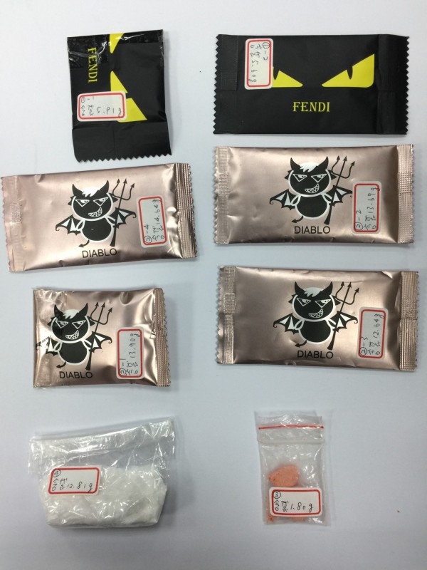 警方在車內起出「金剛」、「小惡魔」毒咖啡包以及K他命等毒品。（警方提供）