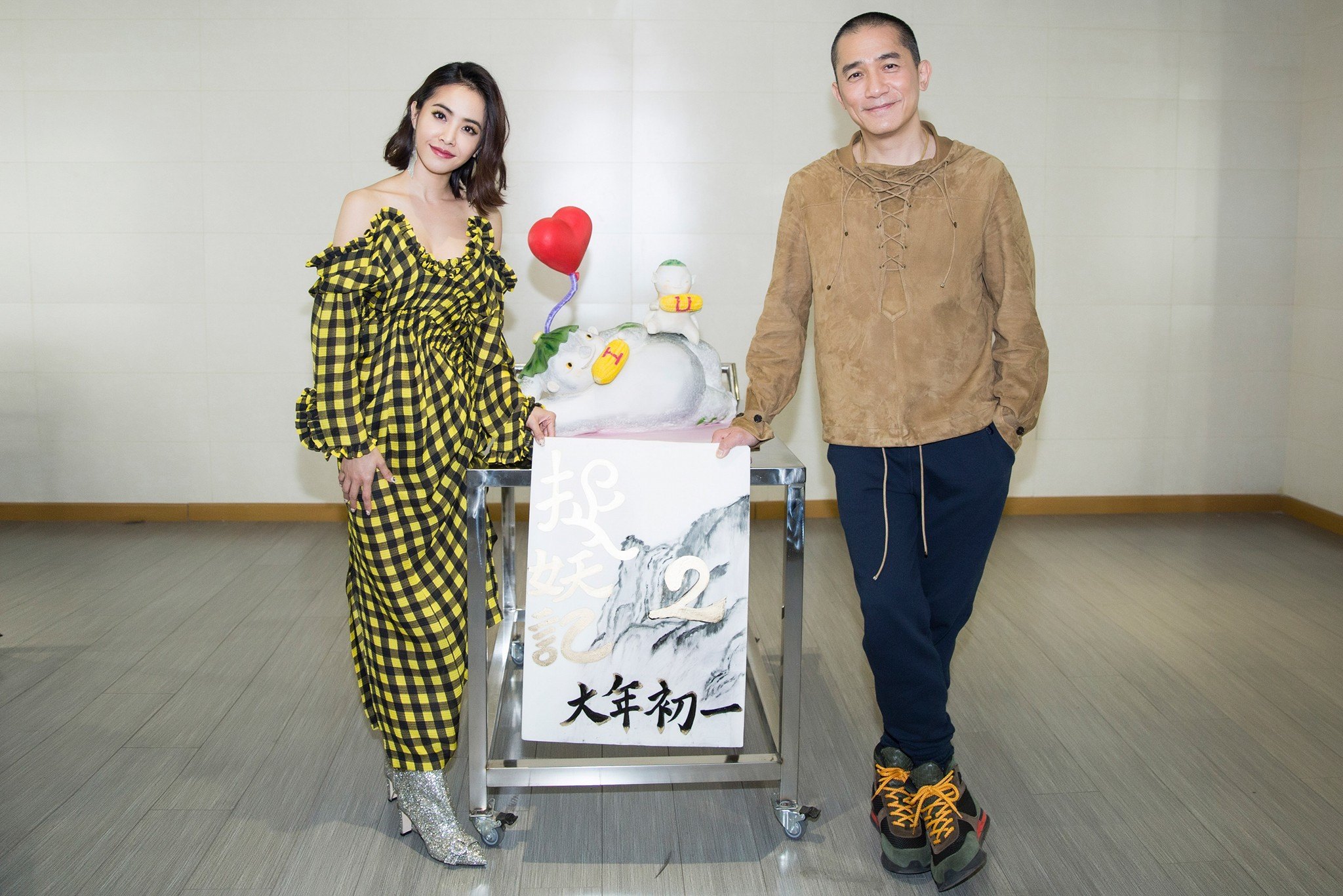 蔡依林主唱電影《捉妖記2》主題曲，與梁朝偉合影。（翻攝蔡依林臉書）