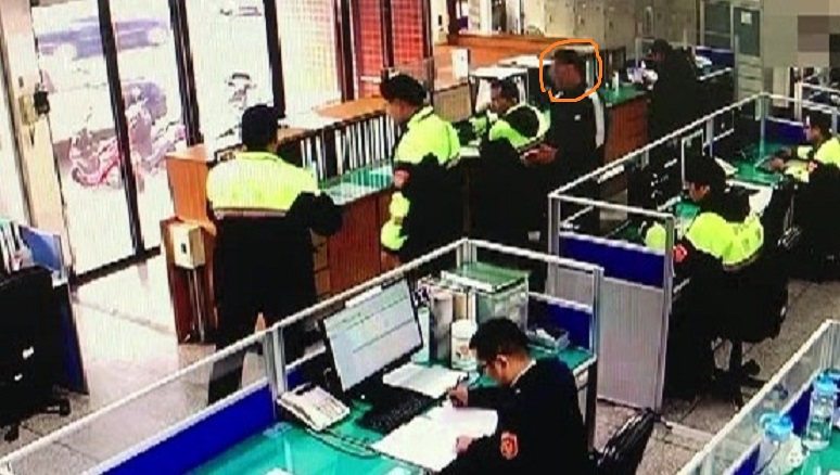 男被帶回警所不斷哀嚎。（警方提供）