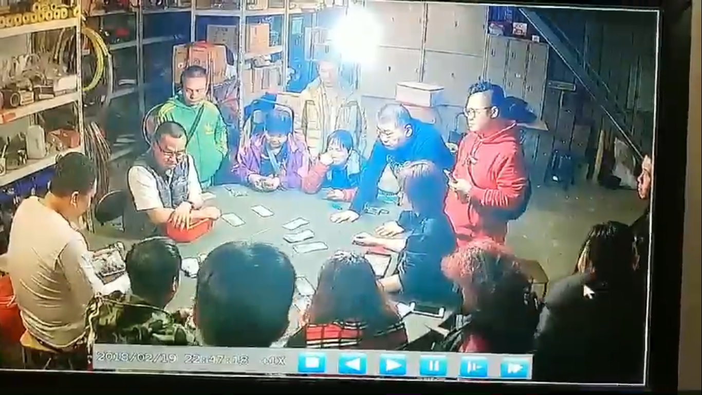 賭場內裝設的監視器將賭客豪賭的樣子清楚拍下。(翻攝畫面)