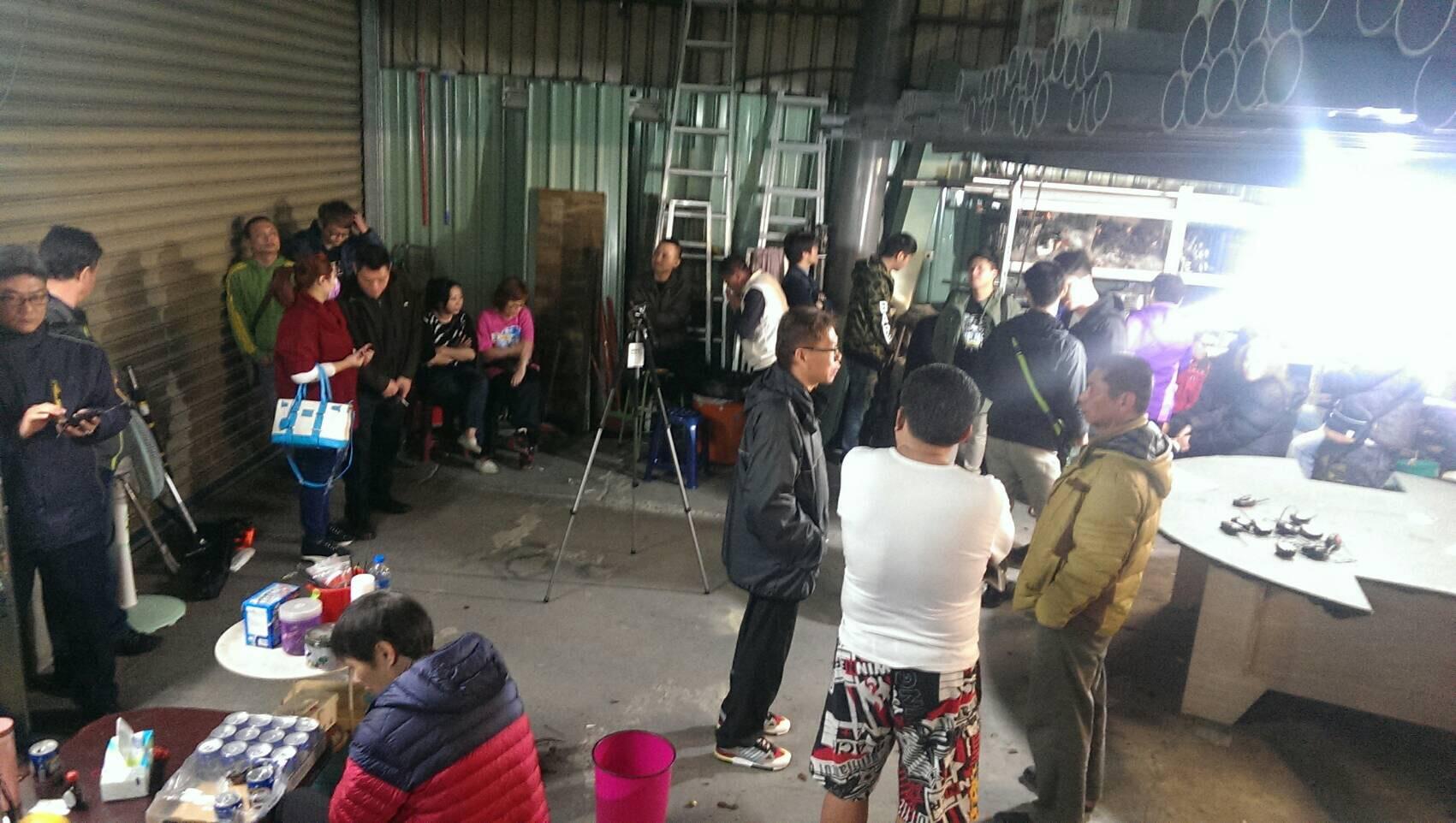 林口警方今日查獲大型賭場，抽頭金和賭資合計進200萬元。（翻攝畫面）