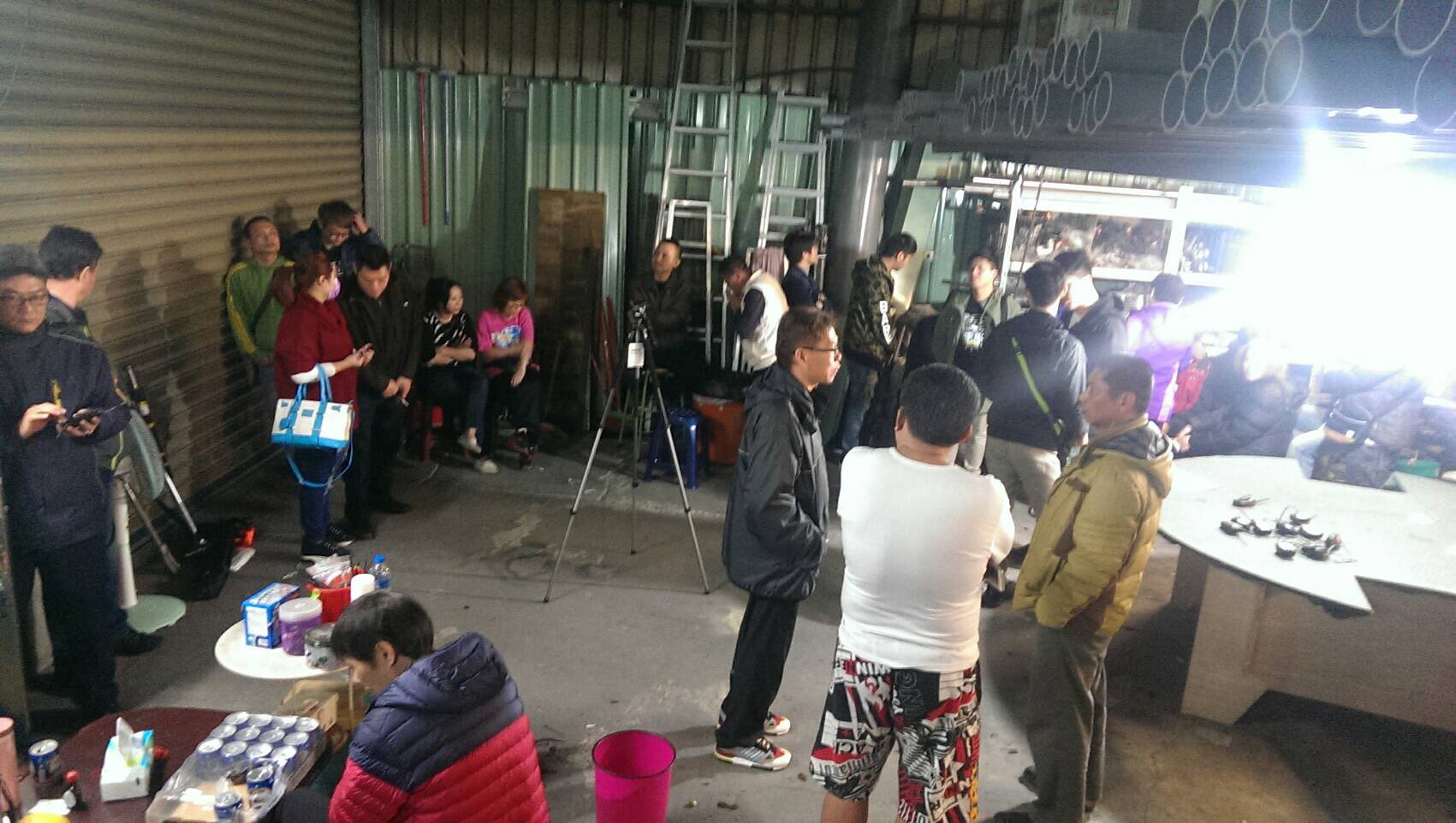 林口警方今日查獲大型賭場，抽頭金和賭資合計進200萬元。（翻攝畫面）