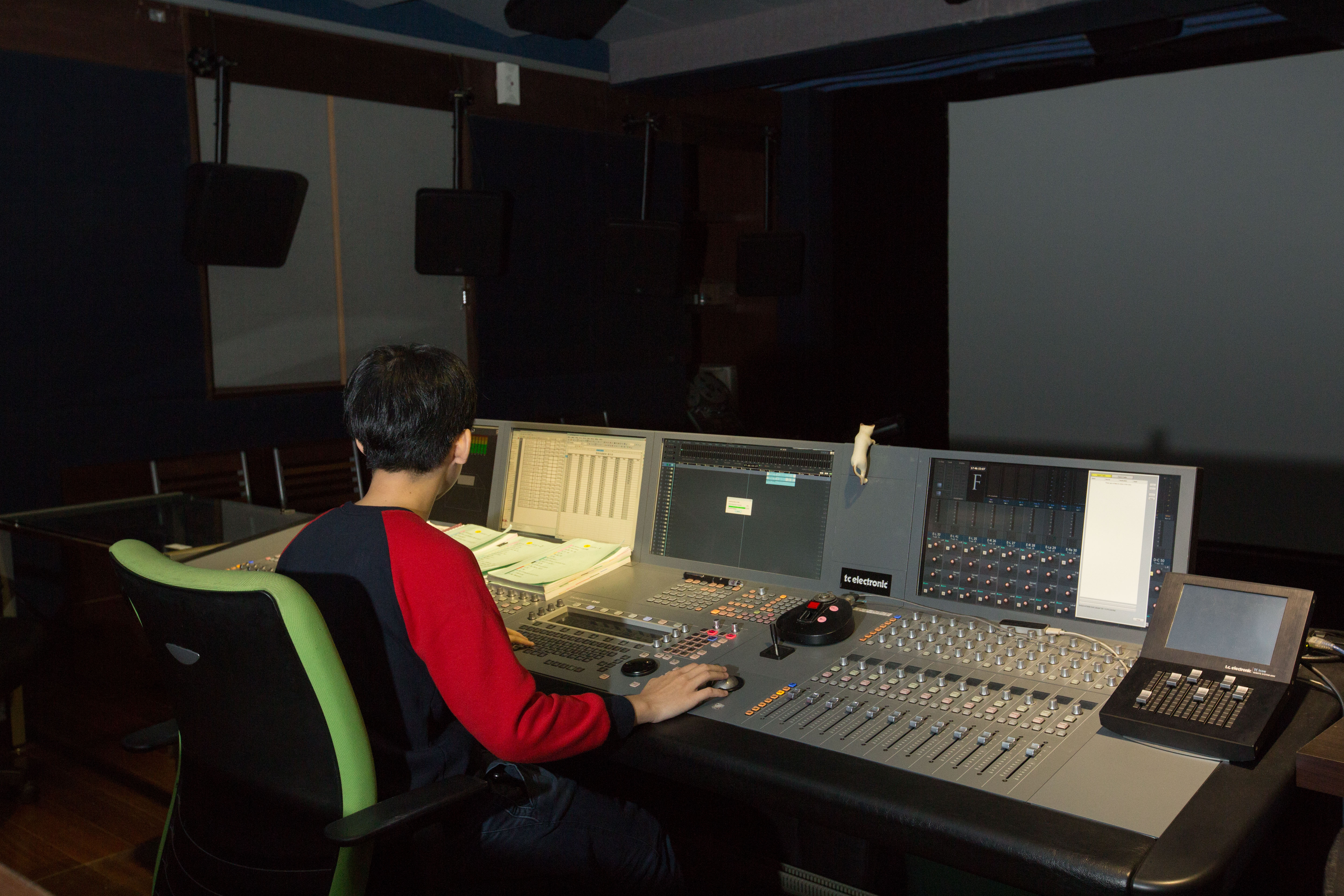 「聲色盒子」錄音室中的一間聲音工作室，這裡的空間完全模擬電影院，可製作杜比全景深音效。