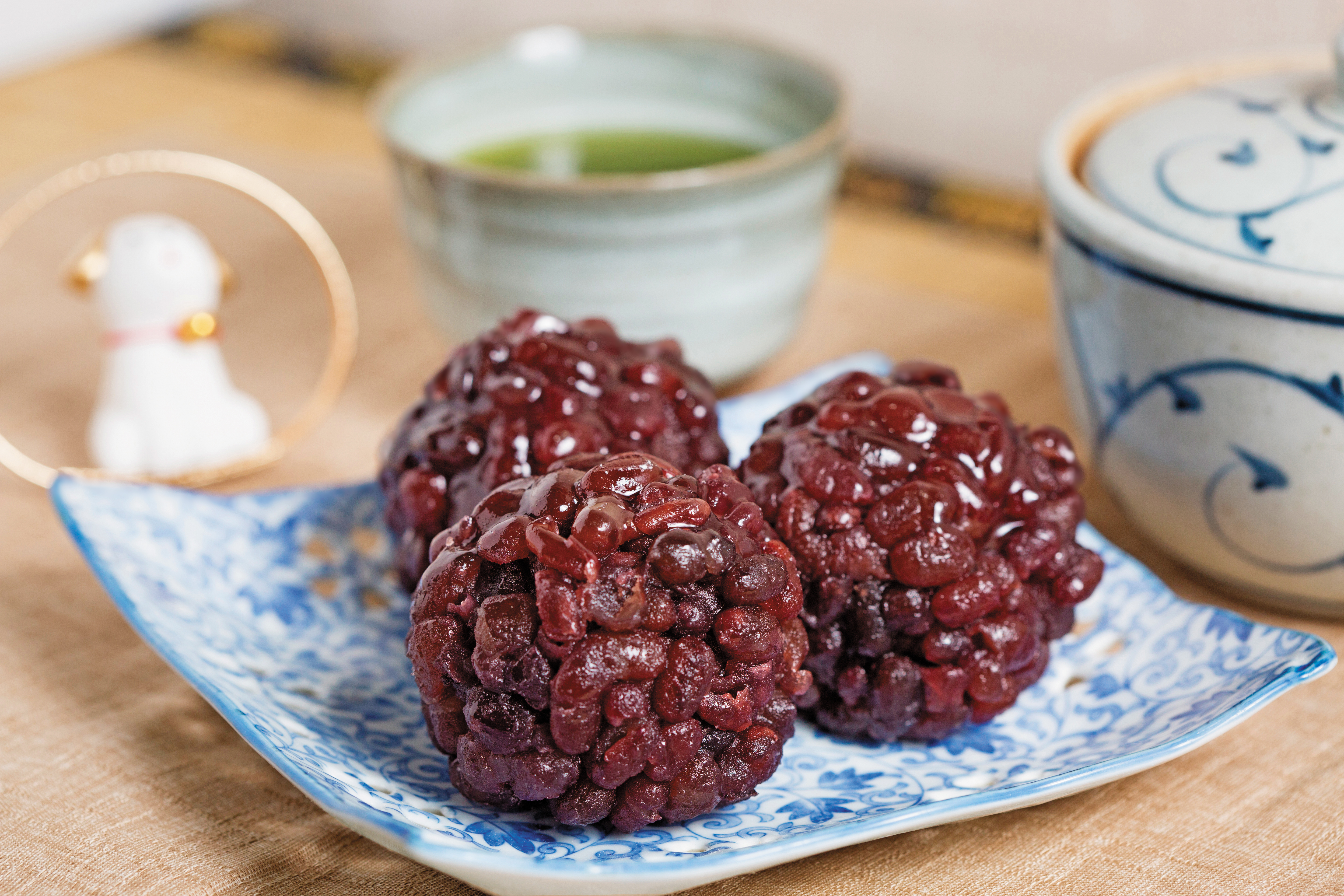 因外層蜜漬紅豆形似鹿背上的斑紋而得名的「鹿子餅」。（40元／個）