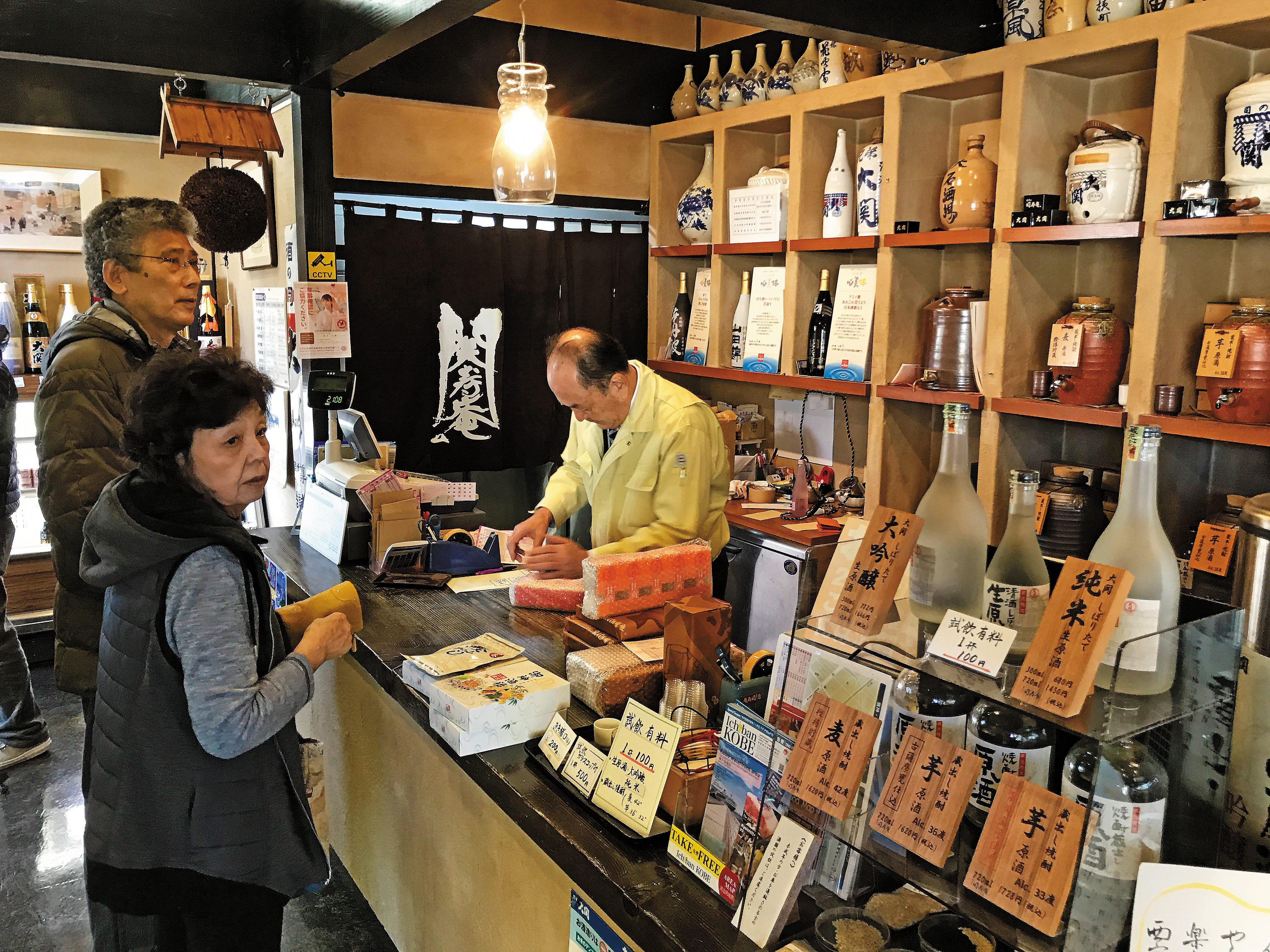 關壽庵的生意非常好，即便熱情多話的店長一直想招呼我們，卻不斷被來採買的客人打斷。