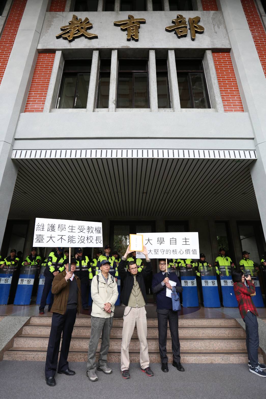 台大獸醫系教授周崇熙手持陳情書，要向教育部長潘文忠陳情抗議。