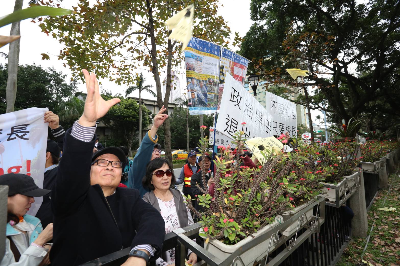 台大師生不滿教育部不核定新校長，憤怒民眾將印有傅鐘的紙飛機射向教育部表達抗議。