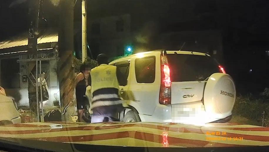 黃男因案通緝又酒駕，開著白色休旅車一路狂逃進死巷，仍被警逮個正著。（國道警提供）