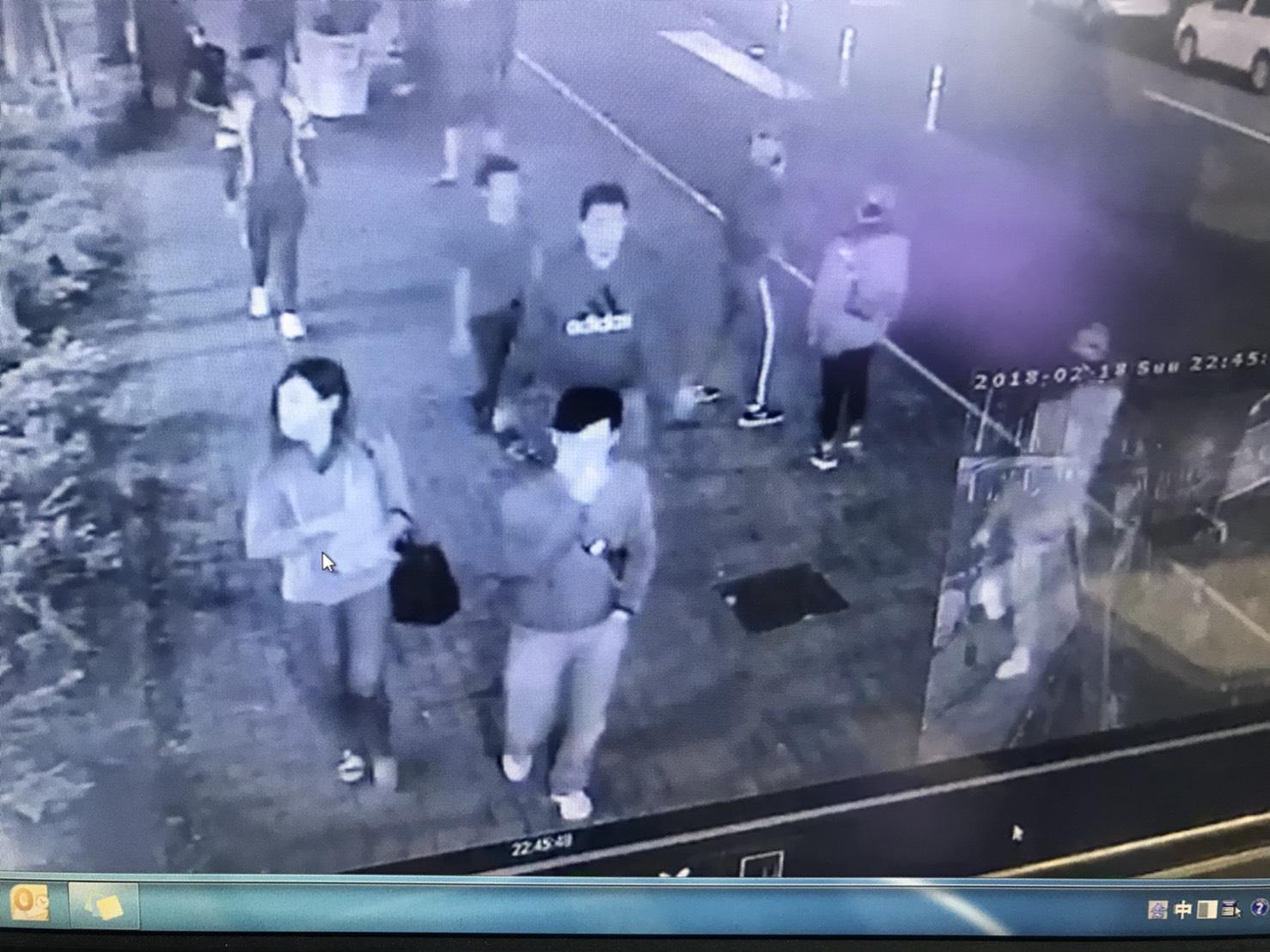 嫌犯一群人在電影院前堵人，發現蔡男後從後方抓住狠K。（警方提供）