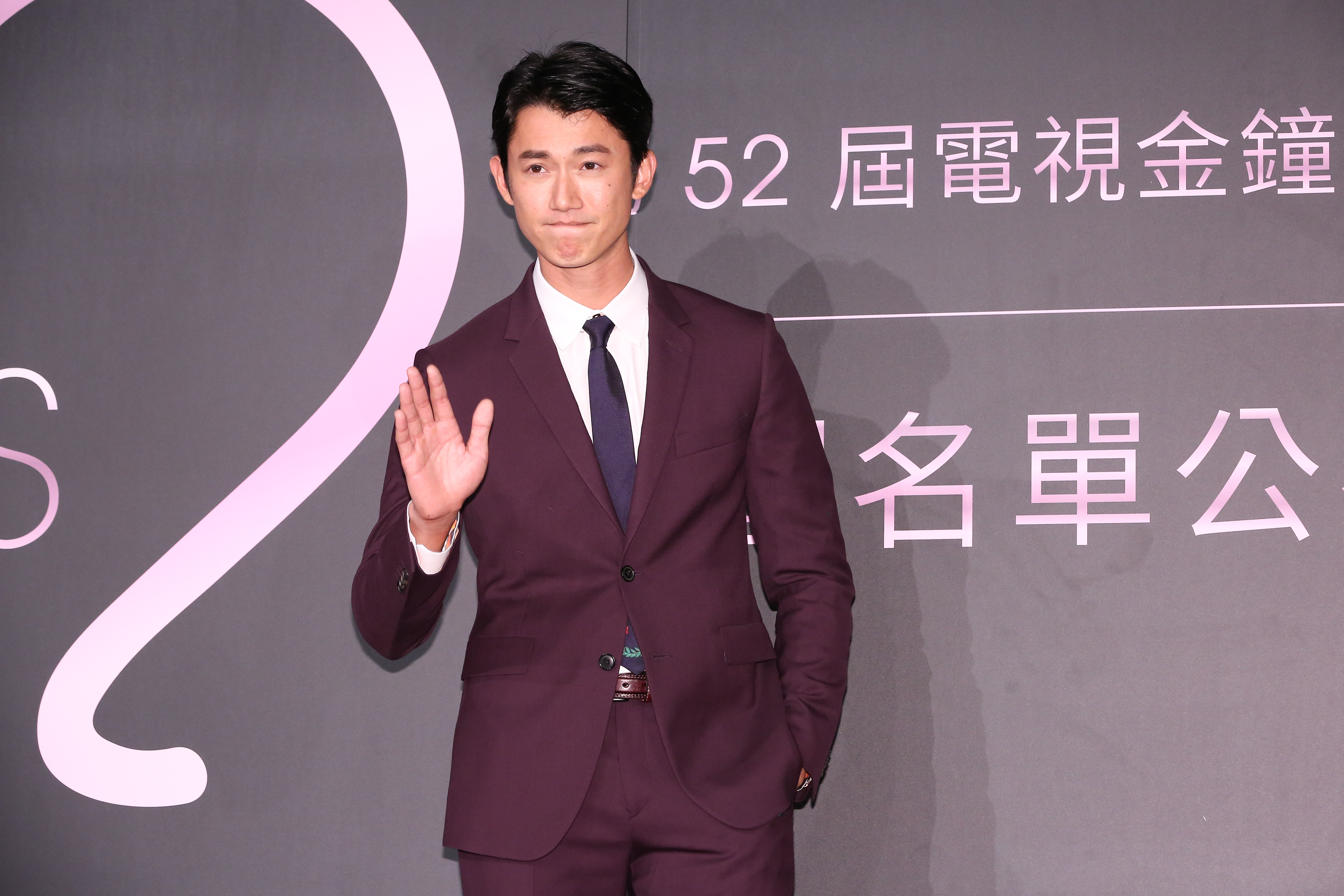 吳慷仁遭本刊直擊與邵雨薇逛街買鞋，還貼心載她買飲料，回家。