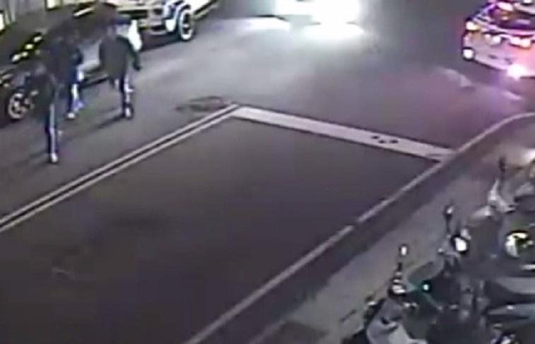 監視器畫面拍到嫌犯準備前往交易。（警方提供）