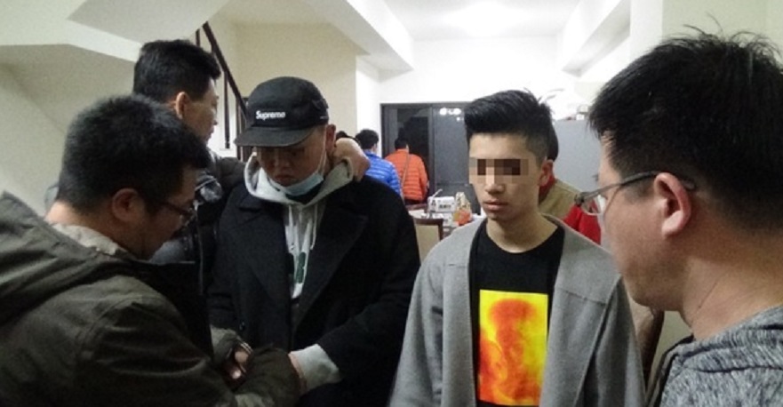 警方逮到施姓（右2）及林姓（戴帽者）2名強盜比特幣嫌犯。（警方提供）