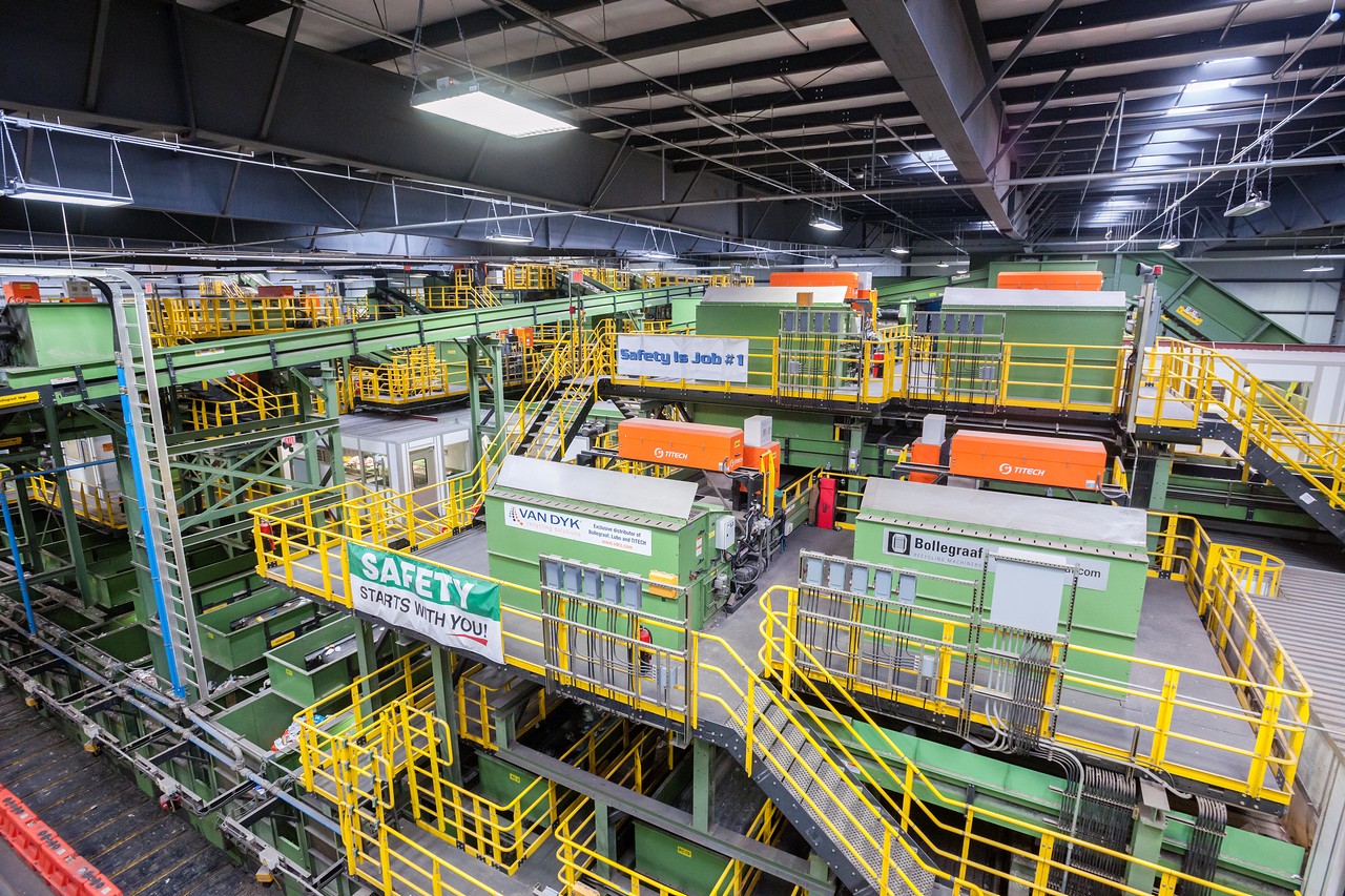 建立境內回收產業鏈，是垃圾問題的治本之道。圖為紐約布魯克林一所回收處理廠。（東方IC）