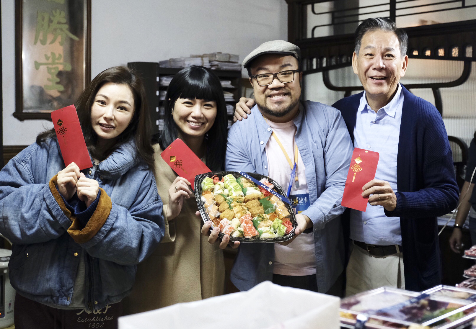 《雙城故事》劇組今（21日）開心開工，導演葉天倫（右二）、陳怡蓉（左一）、龍劭華（右一）發給工作人員開工紅包。（青睞影視）