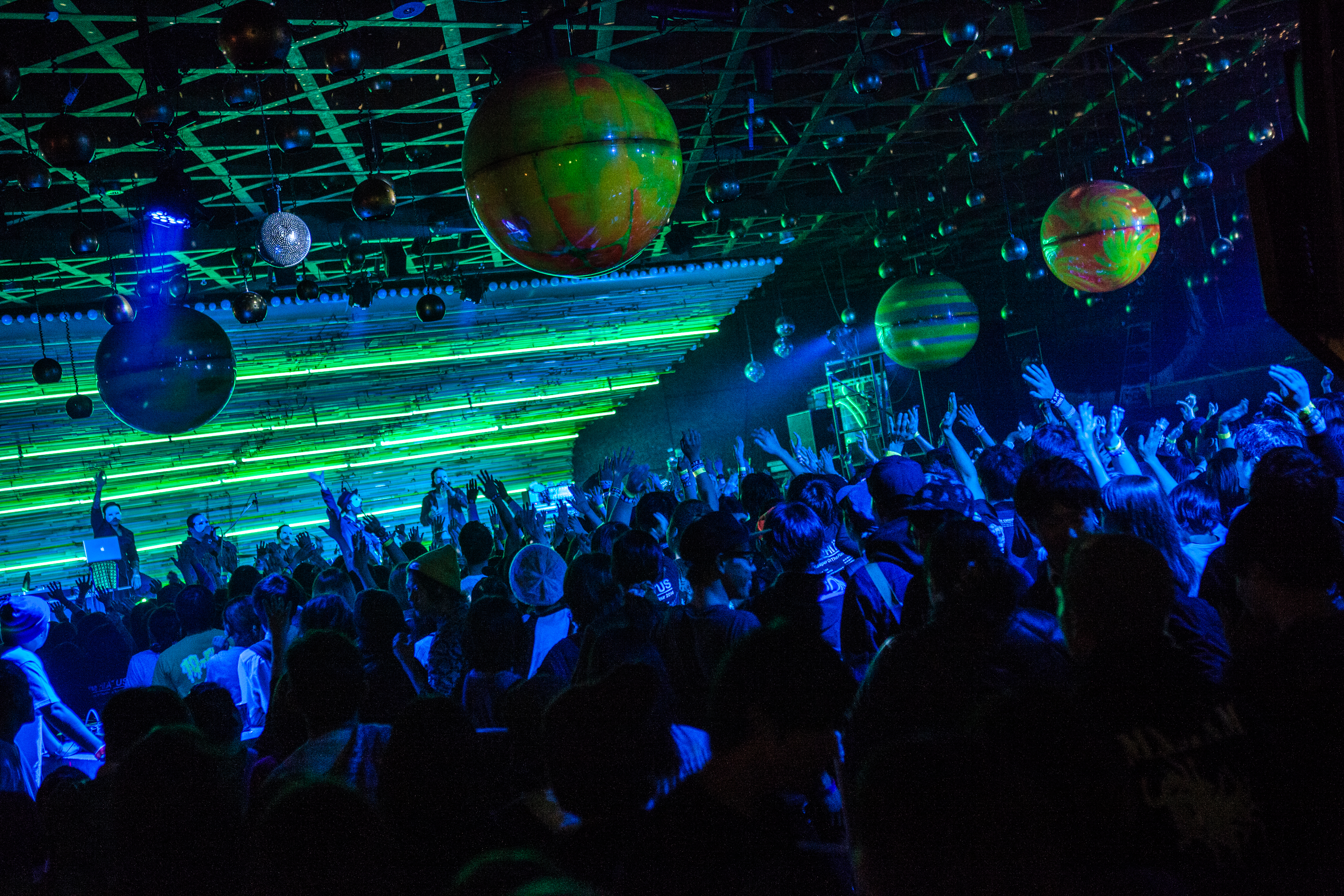 成年禮前夕的「全日本赤犬歌謠祭」氣氛迷幻。(味園Universe提供)