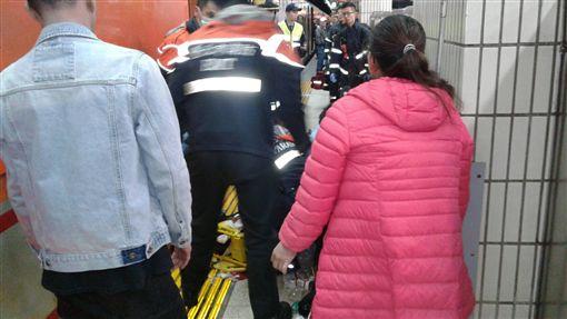 開春交通尖峰的台北車站傳意外，一名身體不適的女性乘客昏迷後前傾，肩部以上遭進站列車撞上後送醫不治。