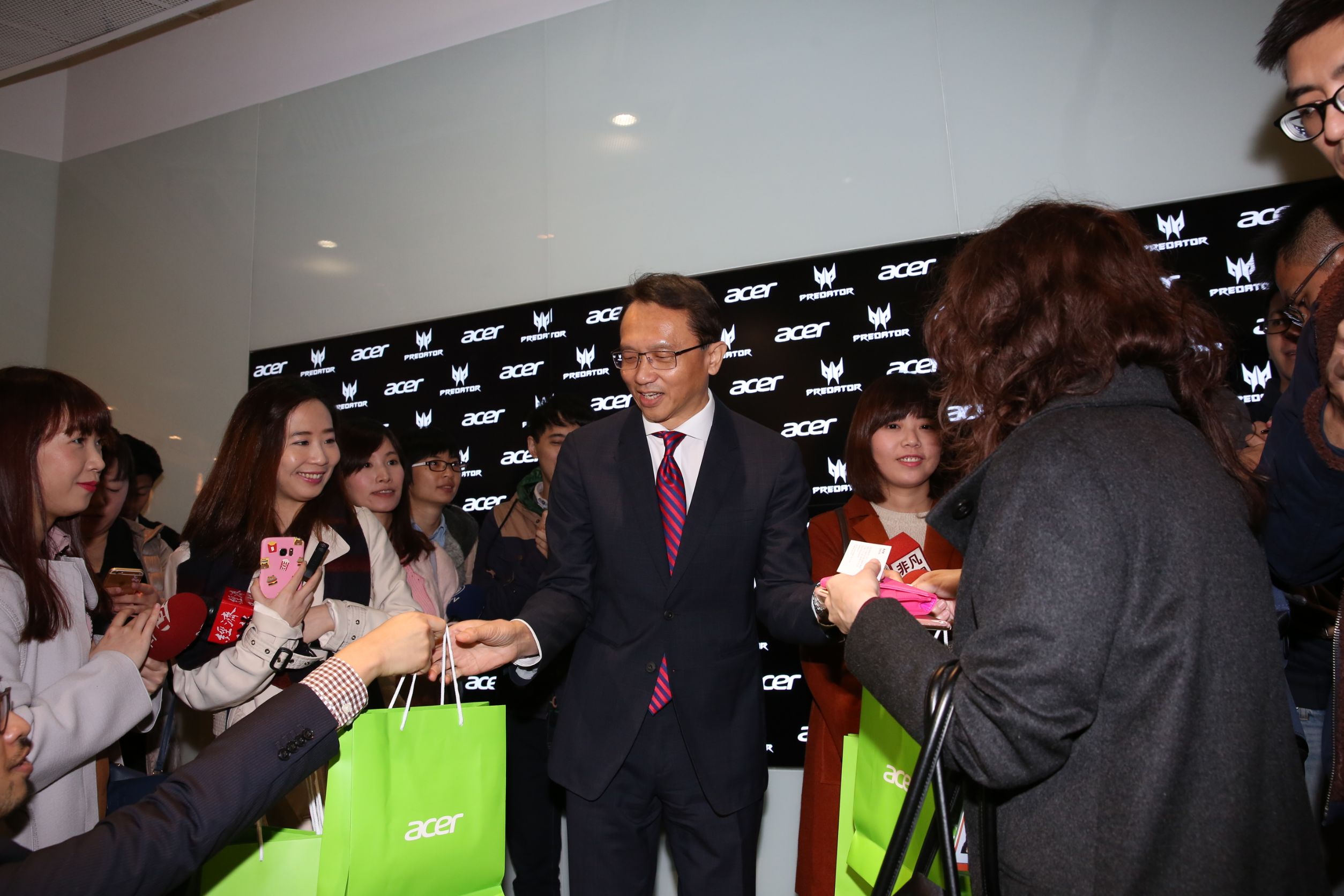 去年營收谷底翻揚的宏碁，大年初六開工第一天，由董事長陳俊聖率領全體員工團拜。