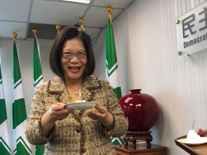 管碧玲升格「管嬤」,在民進黨中執會裡笑開懷。(翻攝自邱議瑩臉書)