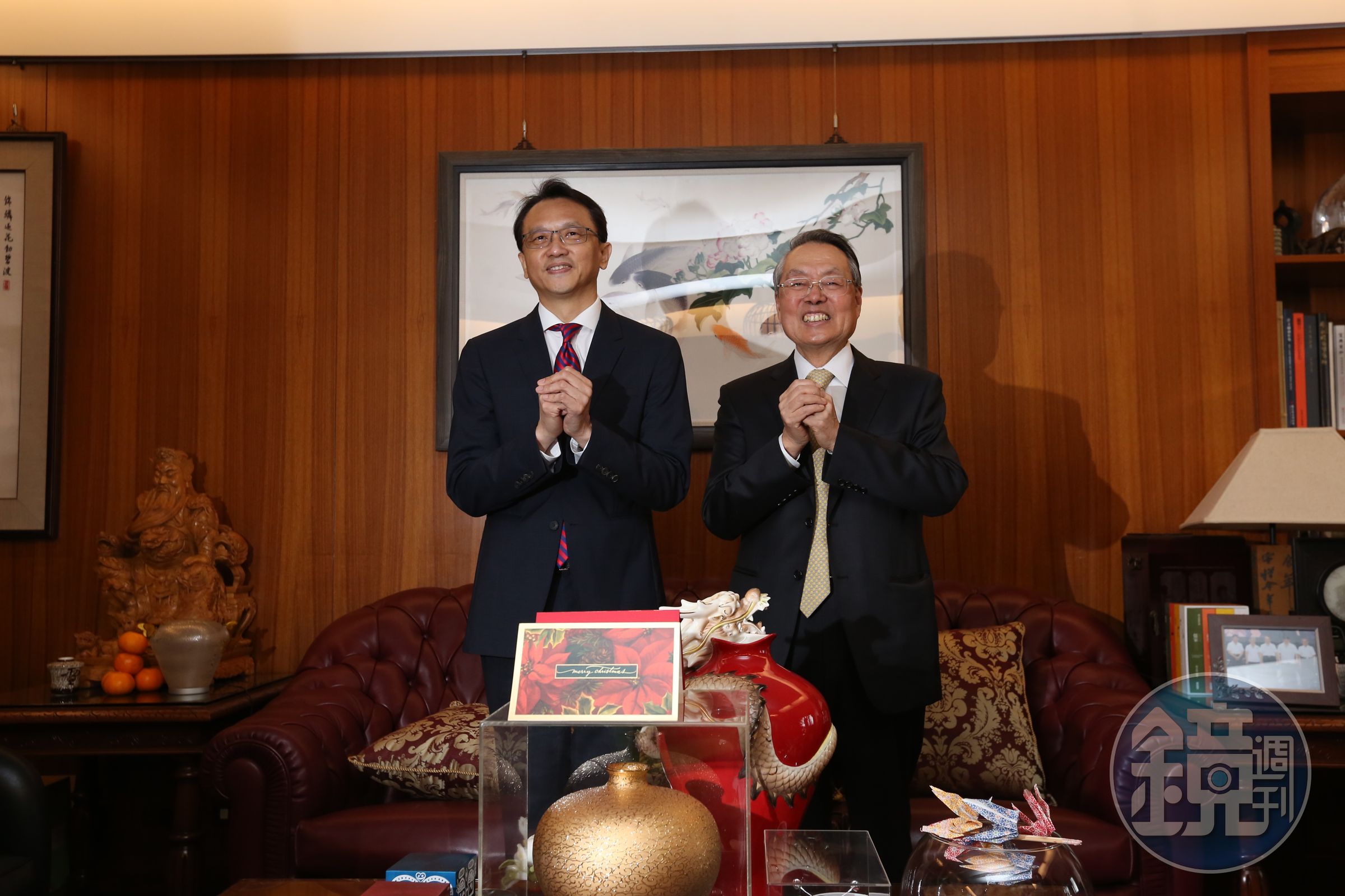 董事長陳俊聖（左）率領一級主管到施家跟施振榮夫妻拜年。