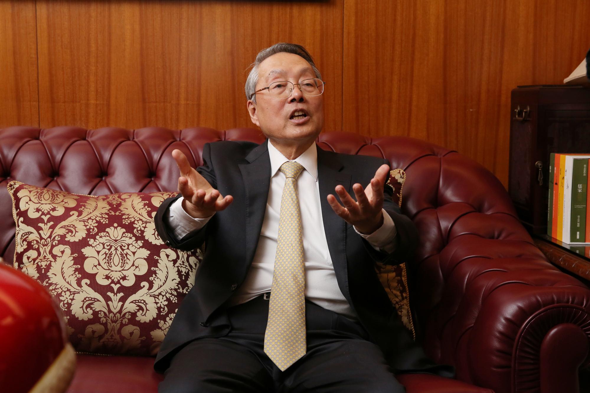 去年宏碁表現谷底翻揚,股價也跟著起飛,讓創辦人施振榮心情也相當好。