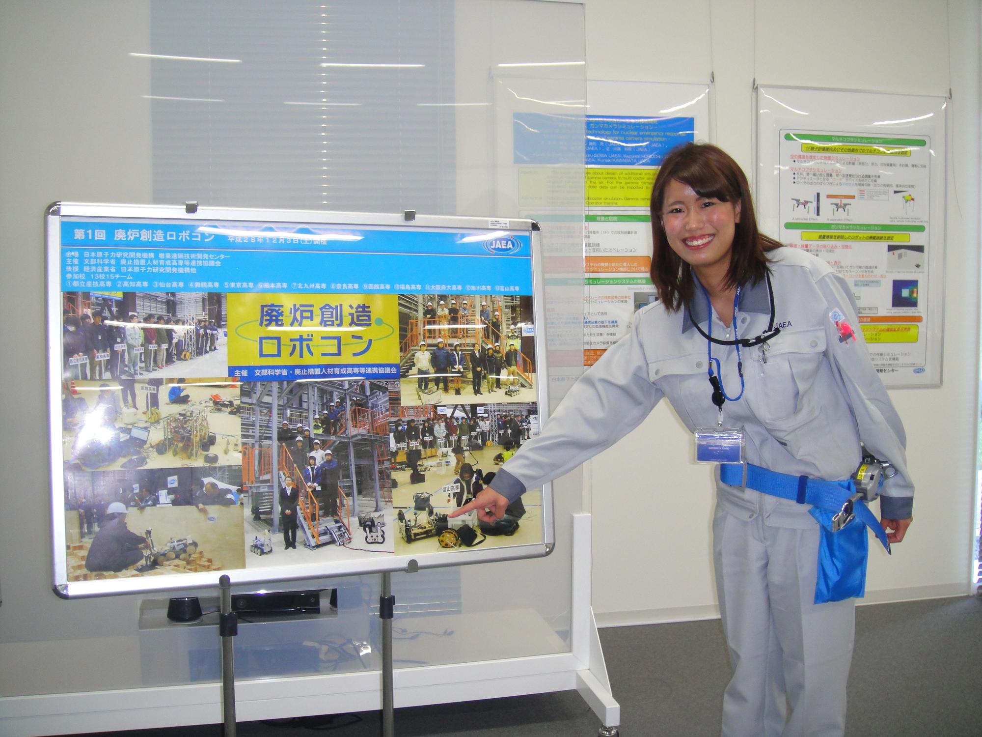 20歲的市井紗也加指著海報笑著說：「這是我做的機器人。」
