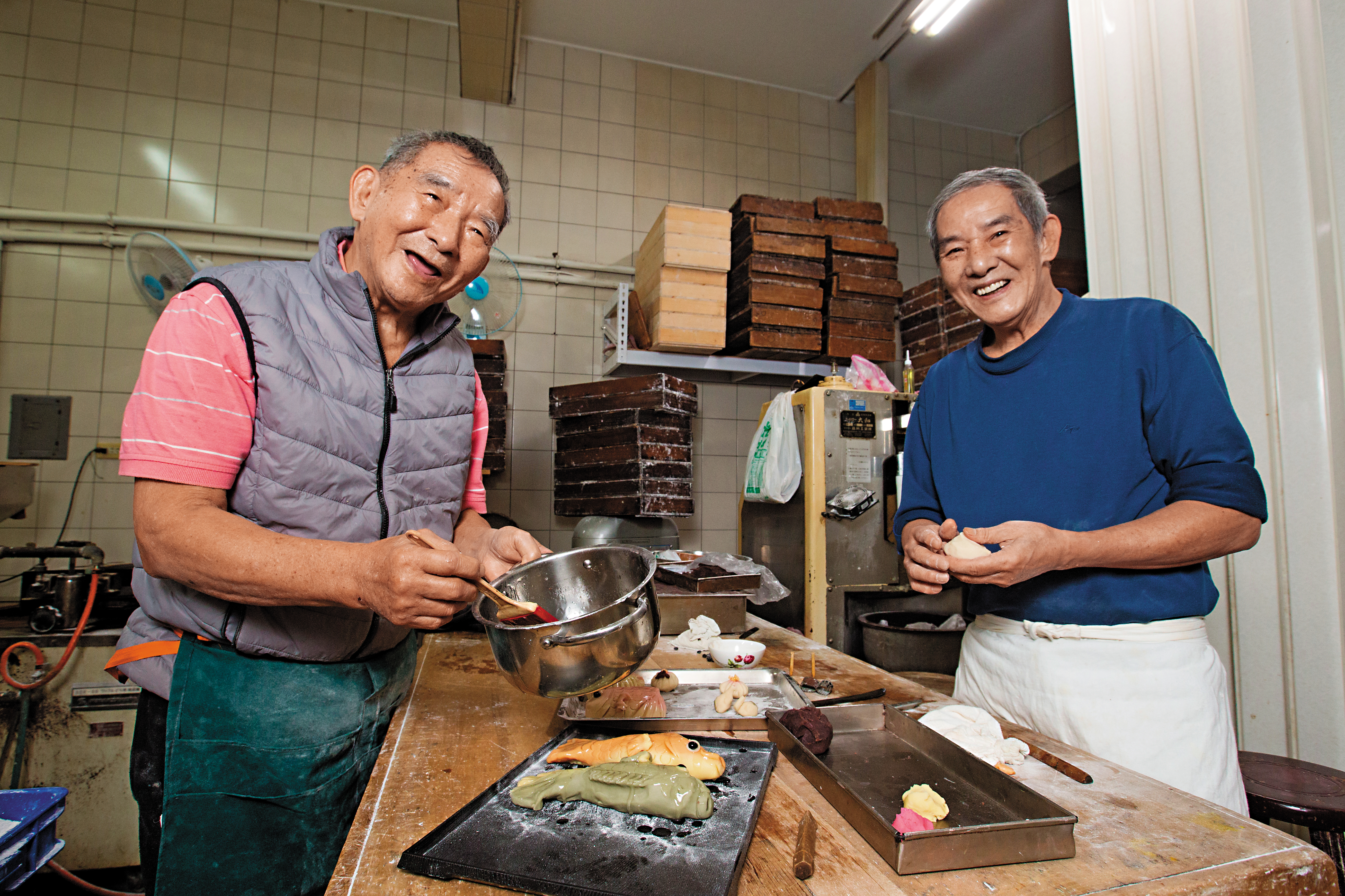 明月堂第二代周宜文和周宜平兄弟從小一起工作，現都已是八旬老人，仍合力經營父親傳下的老店。
