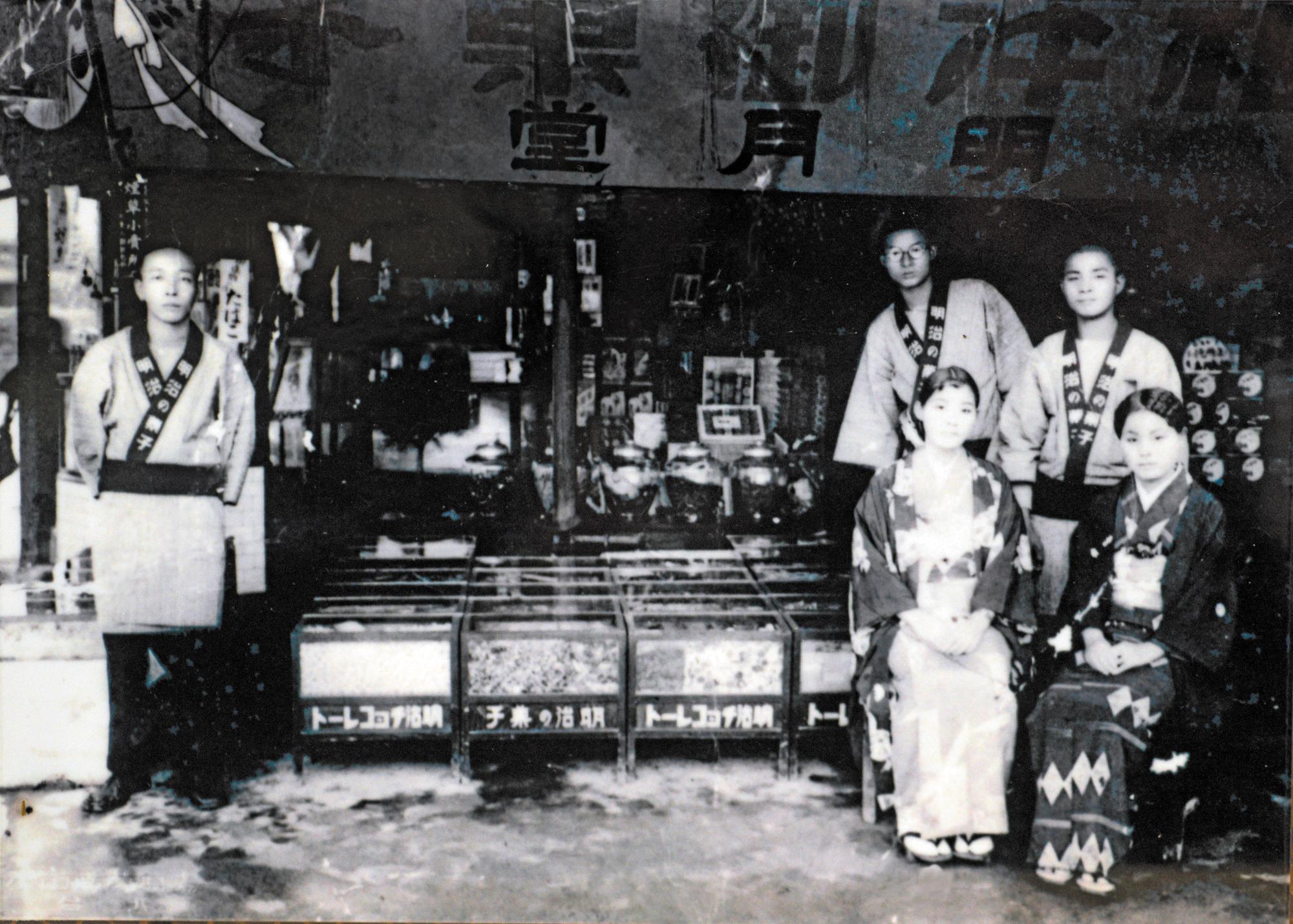 日據時代的明月堂店面,當時仍由日本人岡部氏經營。(明月堂提供)