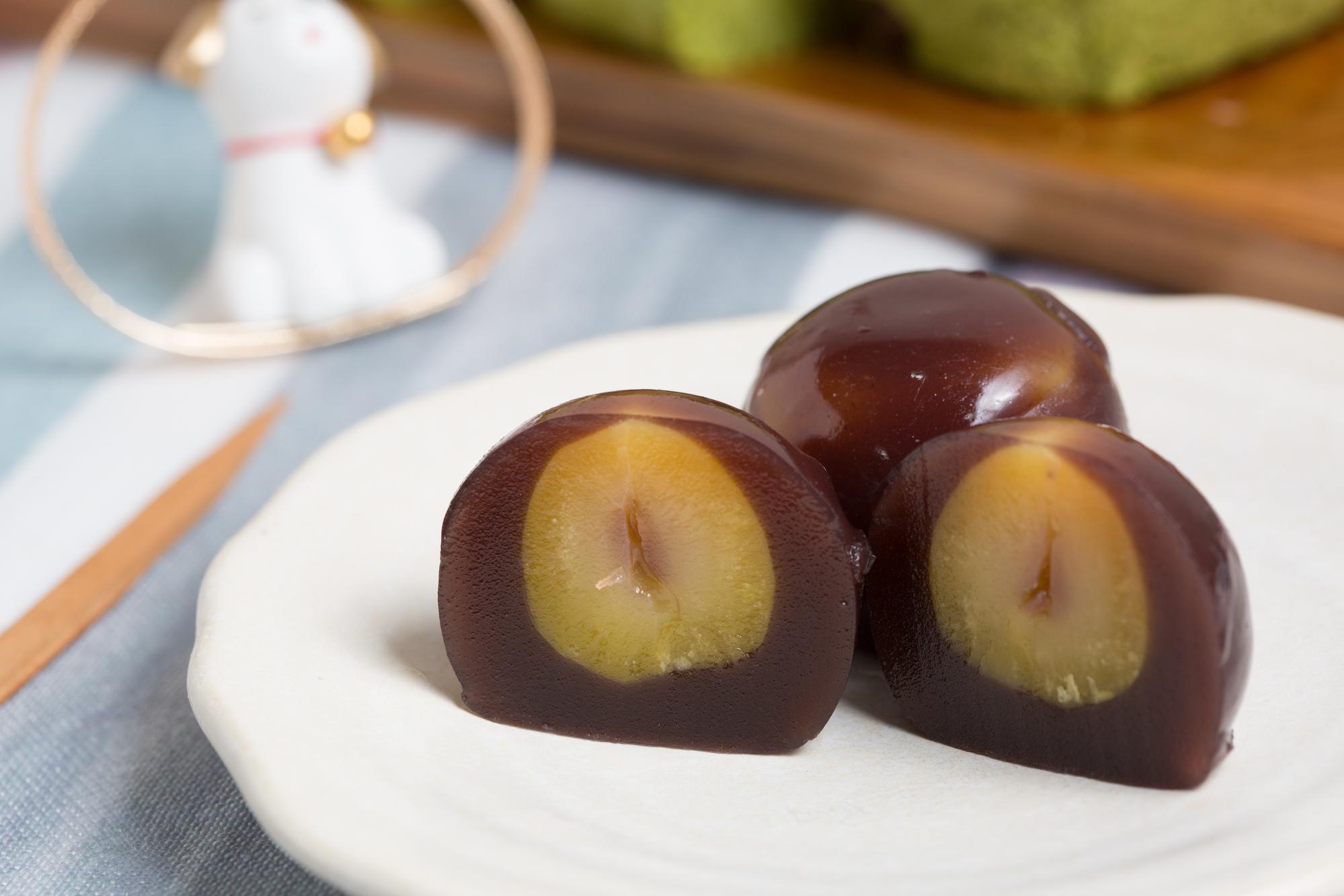 明月堂和菓子是傳統日式口味，圖為栗子羊羹。(50元/個)