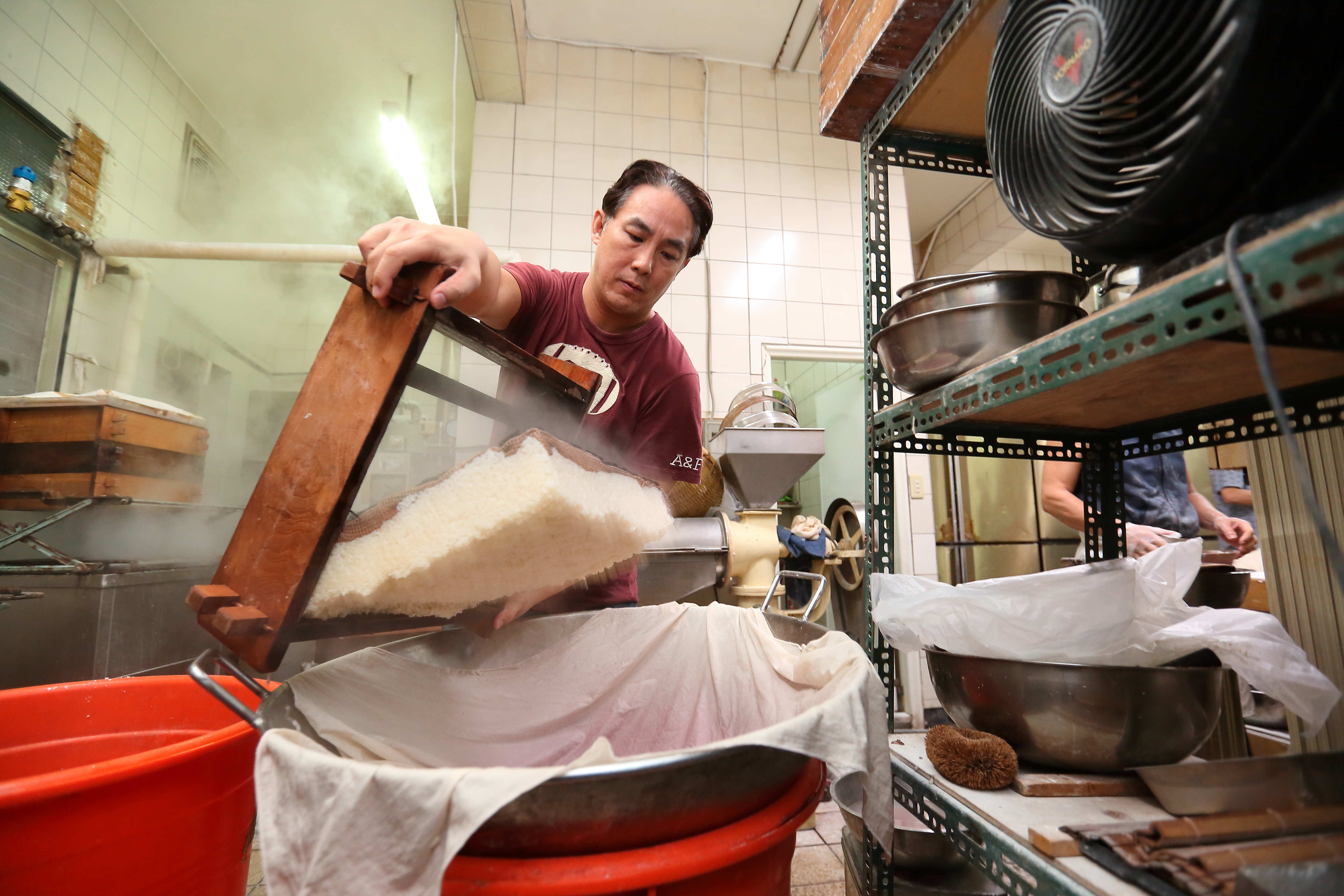 周恆儀不捨老店沒落，放棄高薪返家接手。