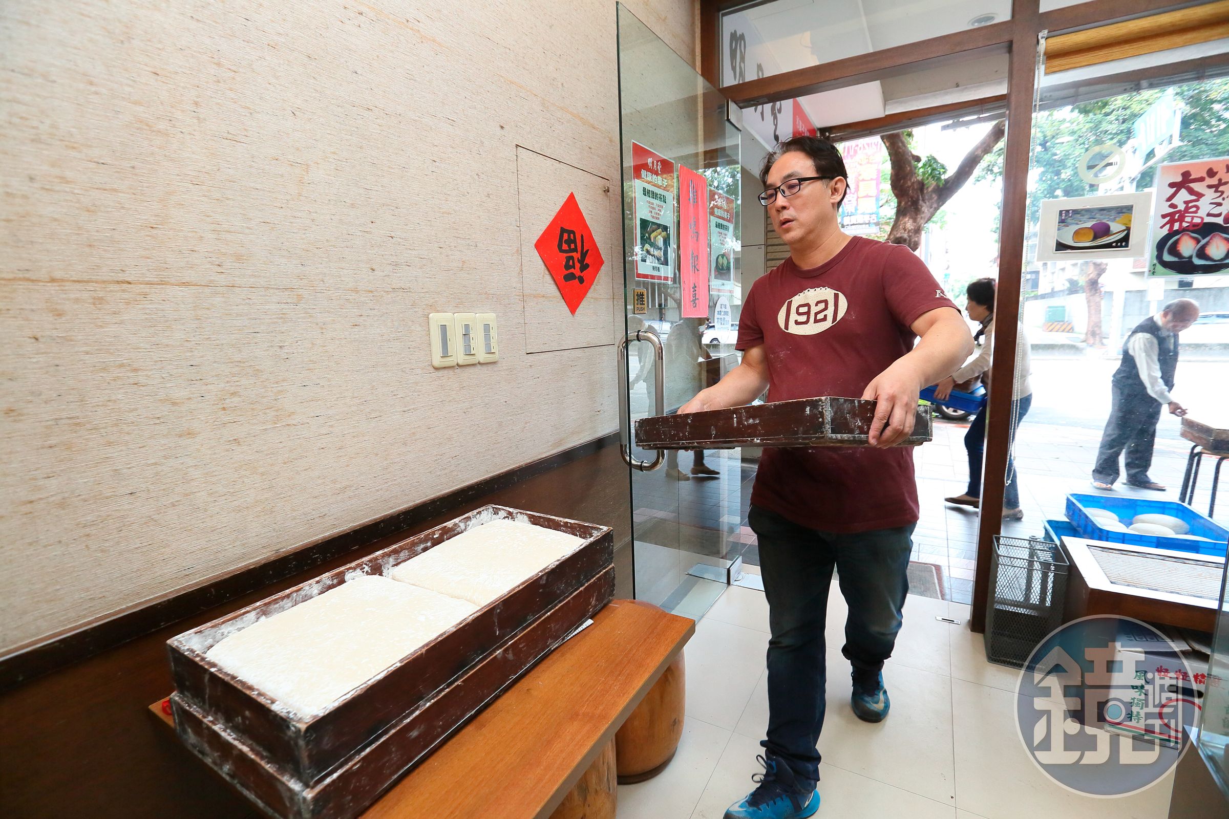 目前明月堂產品主要是由三重店製作，周恆儀幾乎每天送貨到金山南路店。
