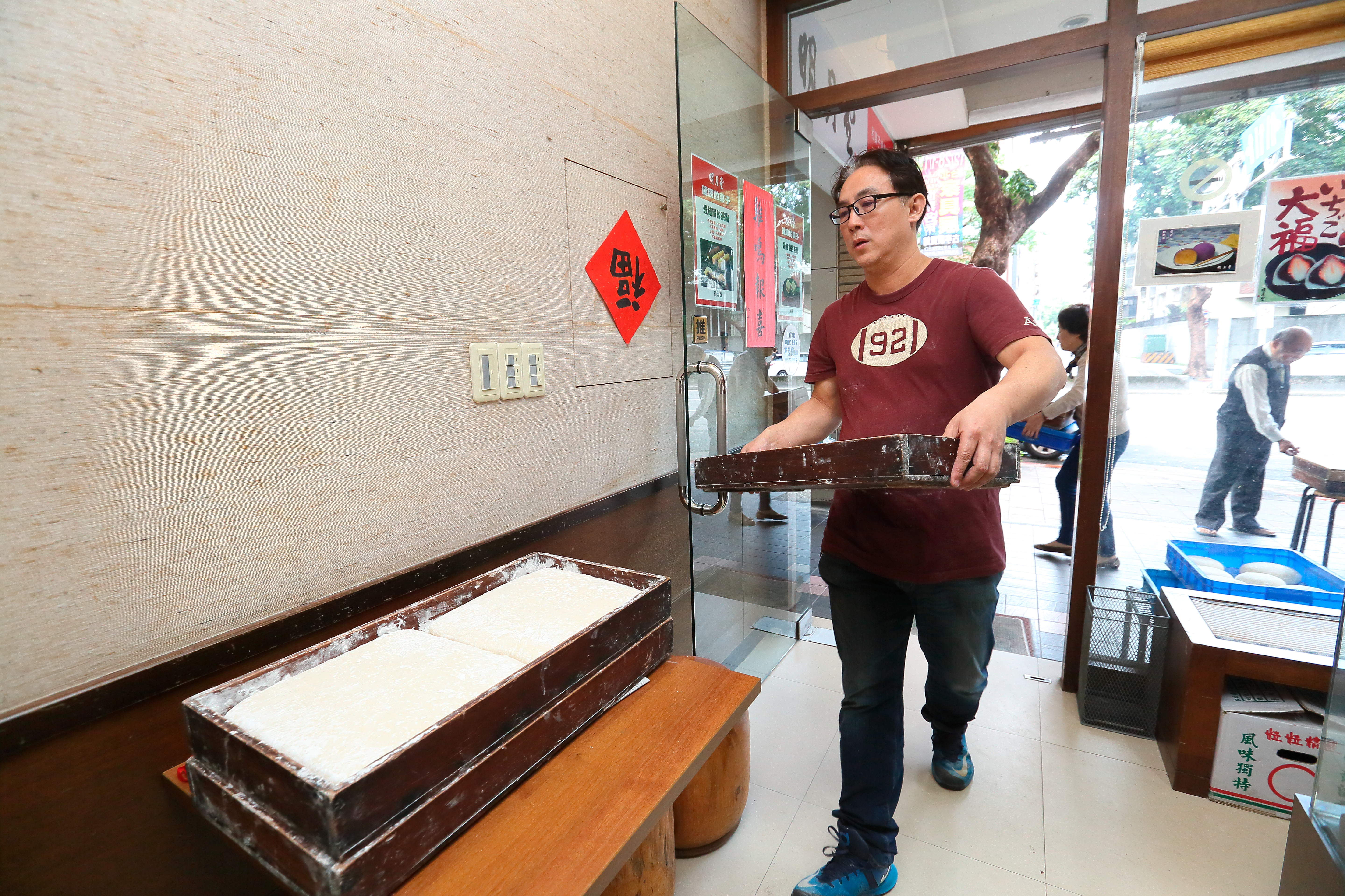 目前明月堂產品主要是由三重店製作，周恆儀幾乎每天送貨到金山南路店。