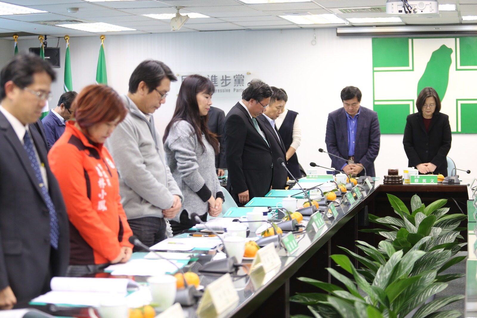 民進黨下午中執會開會前先為花蓮震災罹難者默哀1分鐘。（民進黨提供）