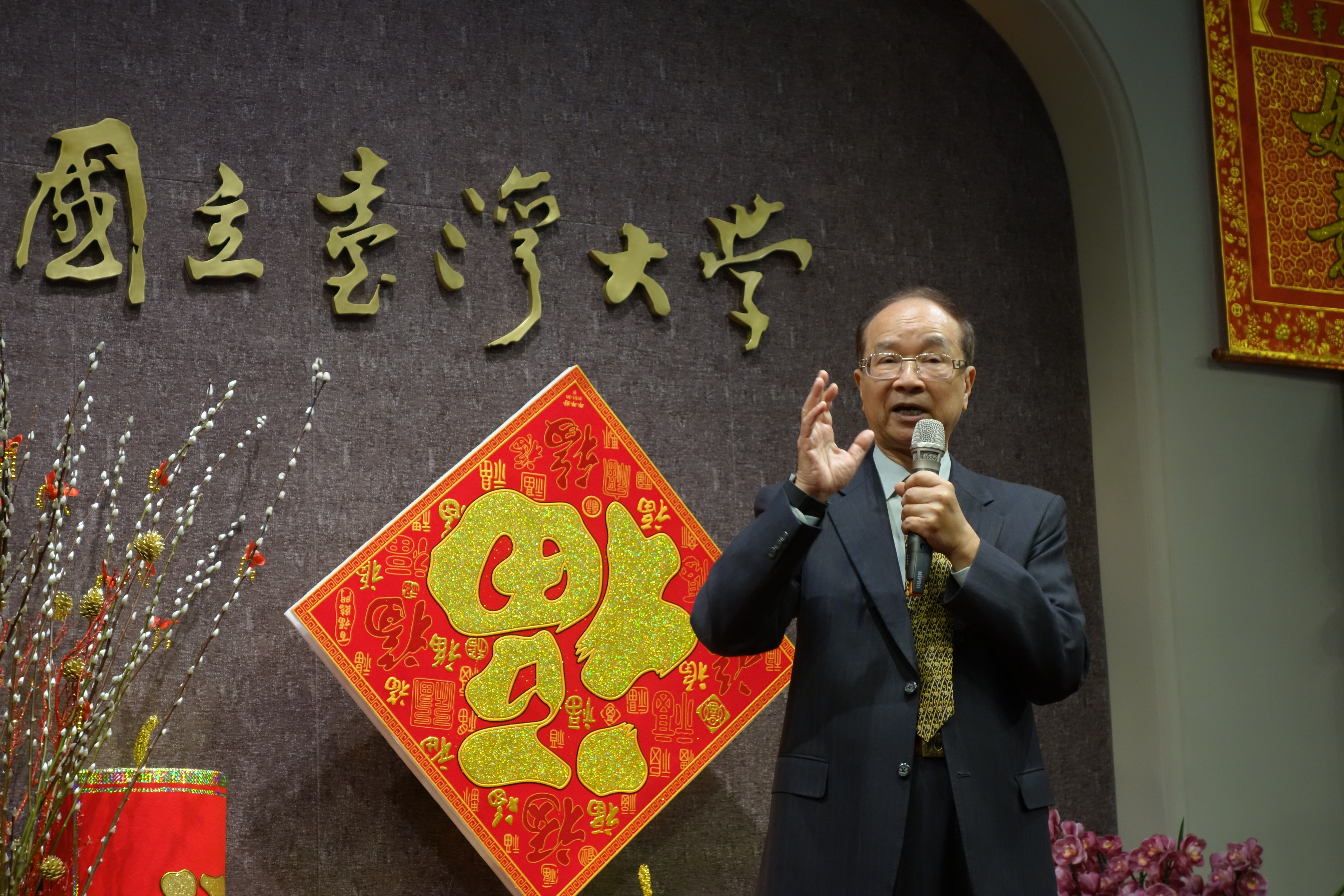 身兼台大遴選委員會召集人的前台大校長陳維昭表示，不能講話已經鬱悶很久，教育部的作法將成為負面教材。