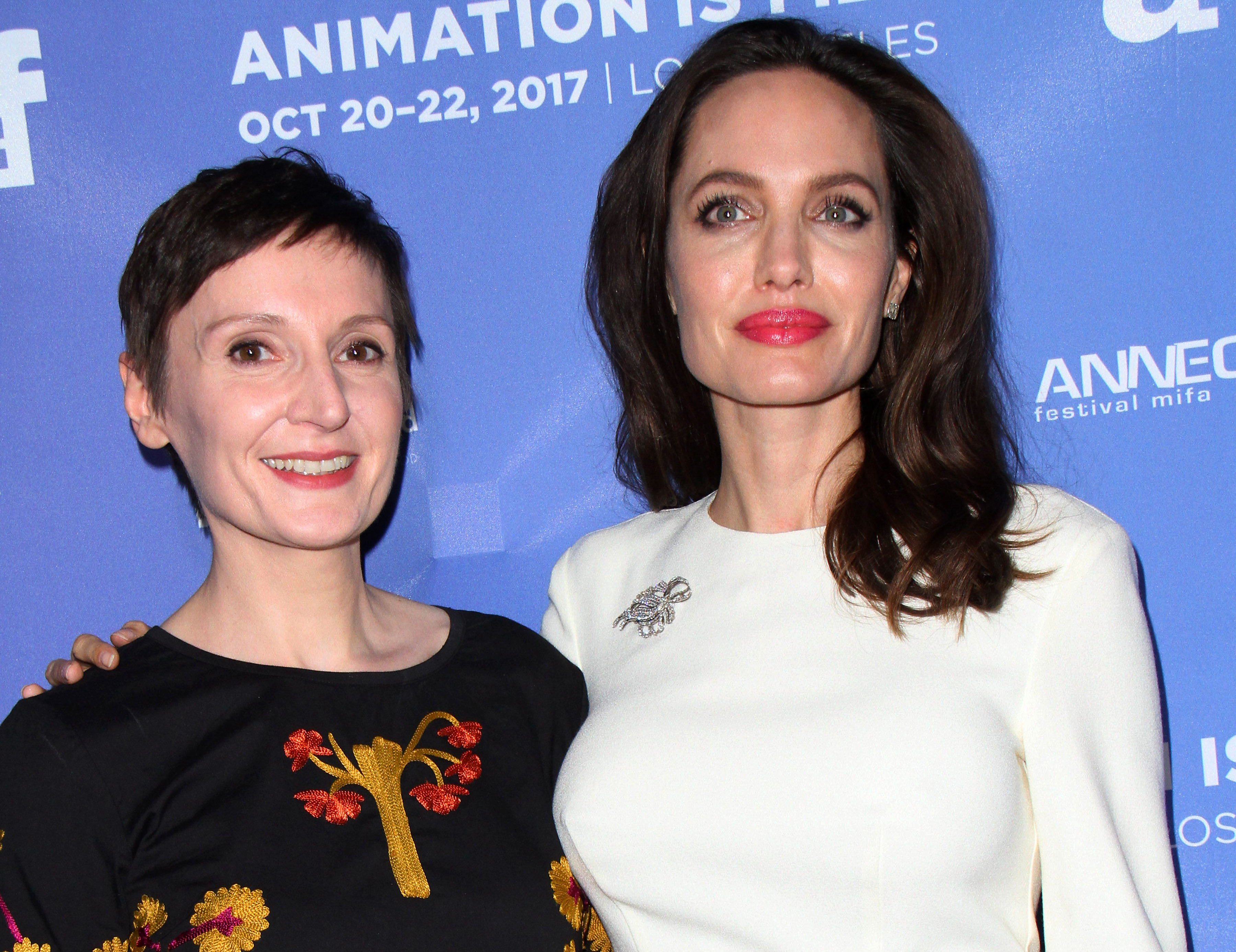 安潔莉娜裘莉（右）透過監製諾拉托梅（左）執導的動畫電影《戰火下的小花》，表達對阿富汗女童的關心。（東方IC）