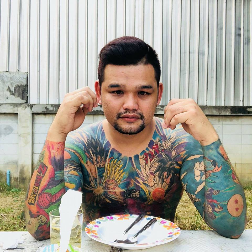 一名泰國男子太愛《七龍珠》，在全身刺滿七龍珠刺青。（圖：翻攝自อ้วน คลังแสง臉書）