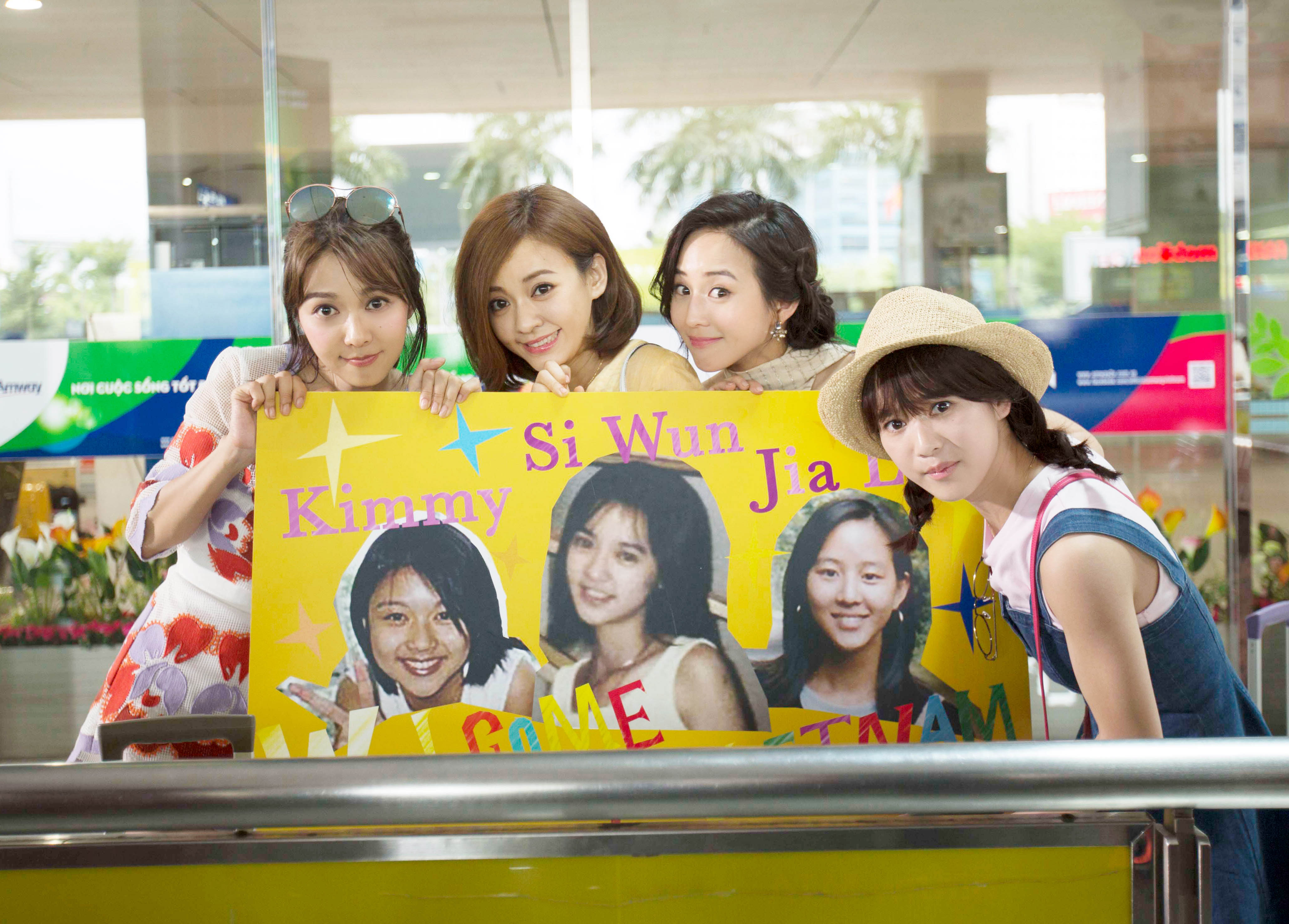 戲裡薛凱琪（左起）、陳意涵、張鈞甯少女時期的照片被製作成接機的橫幅看板，已年過35歲的她們竟與少女時期外貌沒有多大改變。（華映提供）