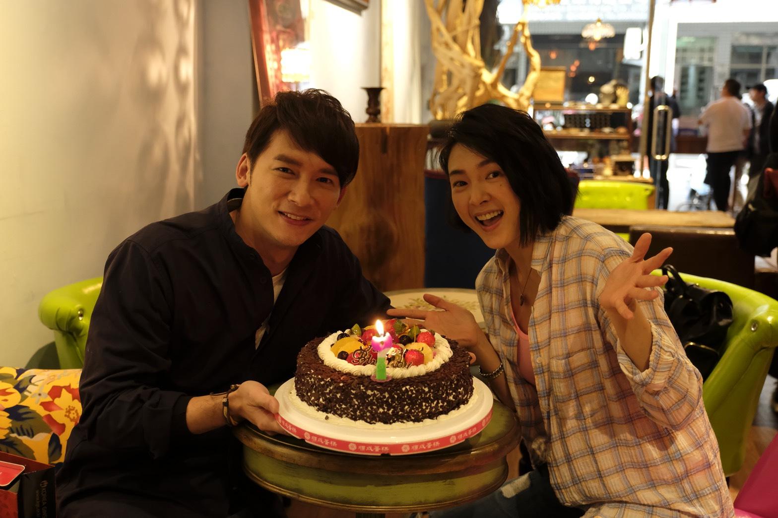 溫昇豪(左)在劇組慶生,曾珮瑜送上生日蛋糕。(青睞影視提供)